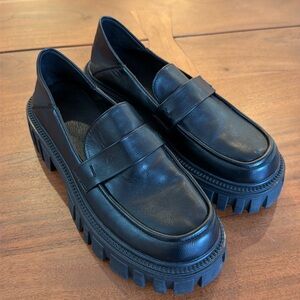 Chunky black loafer sz9